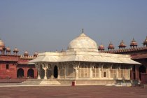 Tomb of Shaikh Salim Chishti, Made from white marble, Jami Masjid, Fatehpur Sikri, the City of Victory, Built during the second half of the 16th century, Mughal Architecture, made from red sandstone, capital of Mughal Empire, India — Stock Photo