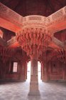 Detalles del Pilar, Diwan-i-Khass, Fatehpur Sikri, la Ciudad de la Victoria, Construida durante la segunda mitad del siglo XVI, Arquitectura Mughal, hecha de arenisca roja, capital del Imperio Mughal, Patrimonio de la Humanidad por la UNESCO, Agra, Uttar Pradesh, India - foto de stock