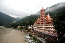 Picturesque view of the Trayambakeshwar temple registered with Kailashanand Mission Trust situated over Ganga River at Rishikesh in Uttarakhand, India — Stock Photo