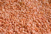 Un mucchio di lenticchie rosse spaccate crude, quadro completo — Foto stock