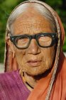 Портрет индийской старухи в очках. Лонавала, Махараштра, Индия — стоковое фото
