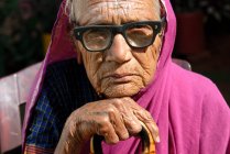Porträt einer indischen Landfrau mit Brille. lonavala, maharashtra, indien — Stockfoto