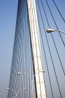 Вид на конструкцію мосту з лампочками на прозоре блакитне небо — стокове фото