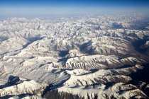 A vista aérea da neve cobriu as montanhas do Himalaia como visto no voo de Deli para Leh-Ladakh. Índia — Fotografia de Stock