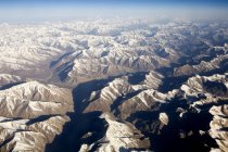 Vista aérea de las montañas del Himalaya cubiertas de nieve como se ve en el vuelo de Delhi a Leh-Ladakh. India - foto de stock