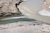 Confluence of green water of Indus River and muddy brown water of Zanskar River near Nimmu on the Leh-Kargil road. Ladakh.India — Stock Photo
