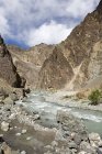 Un arroyo que atraviesa las montañas rocosas cerca de los acantilados de Ladakh. India - foto de stock
