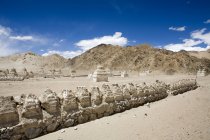 Stupa buddisti nel tipico paesaggio deserto freddo sterile a Shey, Ladakh. India — Foto stock