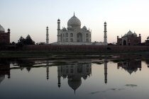 Taj Mahal dietro il fiume Yamuna sotto il cielo limpido. Agra, India — Foto stock