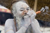 Indischer Heiliger Nagababa Shivdasgiri, der Tabak raucht. varanasi, indien — Stockfoto