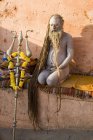 Indio Saint Nagababa Shivdasgiri meditando en la alfombra. Varanasi, India - foto de stock