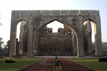 Vista frontal del sitio de construcción de Gagan Mahal, Bijapur, Karnataka, India, Asia . - foto de stock