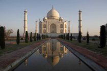 Patrimoine mondial, vue de face du Taj Mahal. Agra, Inde — Photo de stock