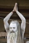 Indio Saint Nagababa Shivdasgiri haciendo yoga. Varanasi, India - foto de stock