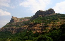 Вид на скалы Такмак ток и Хирши Бурудж, Форт Райгад, Пачад, Махад, Райгад, Махараштра, Индия — стоковое фото