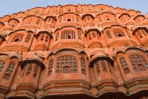 Vista de bajo ángulo de Hawa Mahal contra el cielo azul, Jaipur, Rajasthan - foto de stock