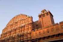 Vista del viejo palacio amurallado rojo, Hawa Mahal, Jaipur, Rajasthan - foto de stock