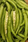 Свіжий зелений перець чи перець, овочева приправа, гострий за смаком з двома розбитими відкритими шматочками, що показують внутрішнє біле насіння . — стокове фото