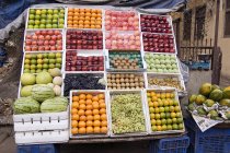 Puesto de frutas en Wode House road Colaba, Bombay Mumbai, Maharashtra, India - foto de stock