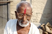 Porträt eines älteren indischen Mannes mit Brille. salunkwadi, ambajogai, beed, maharashtra, indien — Stockfoto