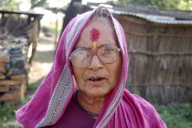 Femme rurale souriante aux dents noires en sari rose. Salunkwadi, Ambajogai, Beed, Maharashtra, Inde — Photo de stock