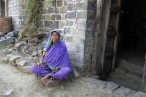 Ländliche alte indische Frau, die vor dem Haus sitzt. salunkwadi, ambajogai, maharashtra, indien — Stockfoto