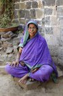 Ländliche alte indische Frau, die vor dem Haus sitzt. salunkwadi, ambajogai, maharashtra, indien — Stockfoto
