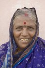 Porträt einer lächelnden Seniorin in lila Sari. salunkwadi, ambajogai, beed, maharashtra, indien — Stockfoto