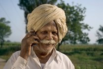 Fermier indien en vêtements nationaux parlant sur téléphone portable, Salunkwadi, Ambajogai, Beed, Maharashtra, Inde — Photo de stock