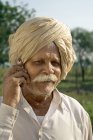 Contadino indiano in abiti nazionali parlando sul cellulare, Salunkwadi, Ambajogai, Beed, Maharashtra, India — Foto stock