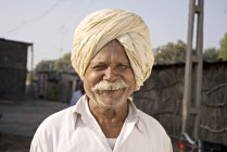 Ropa nacional de granjero indio con bigote blanco. Salunkwadi, Ambajogai, Beed, Maharashtra, India - foto de stock