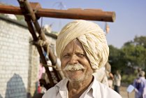 Индийский фермер в национальной одежде с белыми усами. Салфевади, Амбаджогай, Бид, Махараштра, Индия — стоковое фото