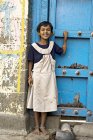 Chica india de pie frente a la puerta de madera de estilo antiguo. Salunkwadi, Ambajogai, Beed, Maharashtra, India - foto de stock