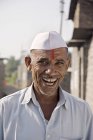 Retrato de fazendeiro indiano em panos brancos. Salunkwadi, Ambajogai, Beed, Maharashtra, Índia — Fotografia de Stock