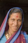 Porträt einer alten Indianerin in pfauenblauem Gewand. salunkwadi, ambajogai, beed, maharashtra, indien — Stockfoto