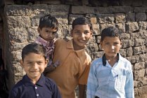 Счастливые деревенские мальчики улыбаются и смотрят в камеру. Салфевади, Амбаджогай, Бид, Махараштра, Индия — стоковое фото