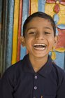 Menino rural rindo e olhando para a câmera. Salunkwadi, Ambajogai, Beed, Maharashtra, Índia — Fotografia de Stock