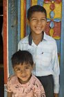 Dois meninos rurais sorrindo e olhando para a câmera. Salunkwadi, Ambajogai, Beed, Maharashtra, Índia — Fotografia de Stock