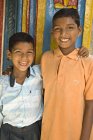 Два сільських хлопчиків, посміхаючись і, дивлячись на камеру. Salunkwadi, Ambajogai, Beed, штаті Махараштра, Індія — стокове фото