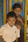 Два деревенских мальчика улыбаются и смотрят в камеру. Салфевади, Амбаджогай, Бид, Махараштра, Индия — стоковое фото
