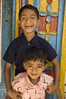 Dos chicos rurales riendo y mirando a la cámara. Salunkwadi, Ambajogai, Beed, Maharashtra, India - foto de stock