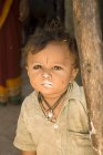 Primer plano de niño rural, pueblo Salunkwadi, Ambajogai, Beed, Maharashtra, India - foto de stock