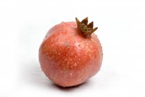Ein roher Granatapfel — Stockfoto