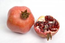 Fruta de las granadas sobre blanco - foto de stock