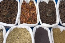 Épices indiennes à vendre — Photo de stock