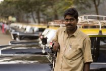 Taxifahrer wartet auf Fahrgast in Lokhandwala Township kandivali, mumbai, maharashtra, Indien. — Stockfoto