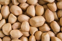 Земляные орехи с кожурой — стоковое фото