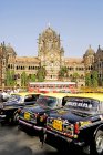 Bombay taxies on road near Victoria Terminus named Chhatrapati Shivaji Terminus Station. Bombay Mumbai, Maharashtra, India — Stock Photo