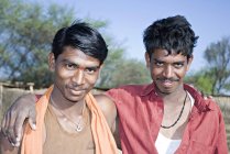 Dos amigos indios sonrientes. Salunkwadi, Taluka, distrito de Ambejpgai, Beed, Maharashtra, India - foto de stock