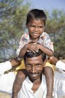 Father holding son on shoulders. Salunkwadi, Taluka, Ambejpgai district, Beed, Maharashtra, India — Stock Photo